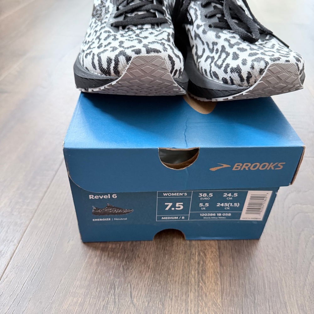 Brooks Revel Women's Black and White Leopard Athletic Sneakers - Picture 5 of 6